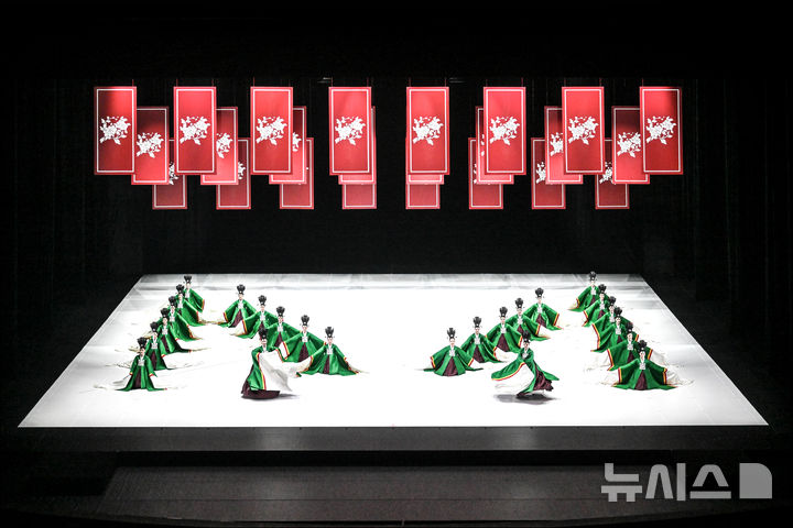 [서울=뉴시스]서울시무용단의 '일무' 중 2막 궁중무연구 (사진=세종문화회관 제공) 