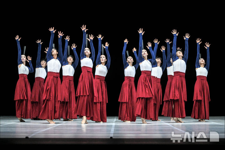 [서울=뉴시스]서울시무용단의 '일무' 중 4막 신일무 (사진=세종문화회관 제공)