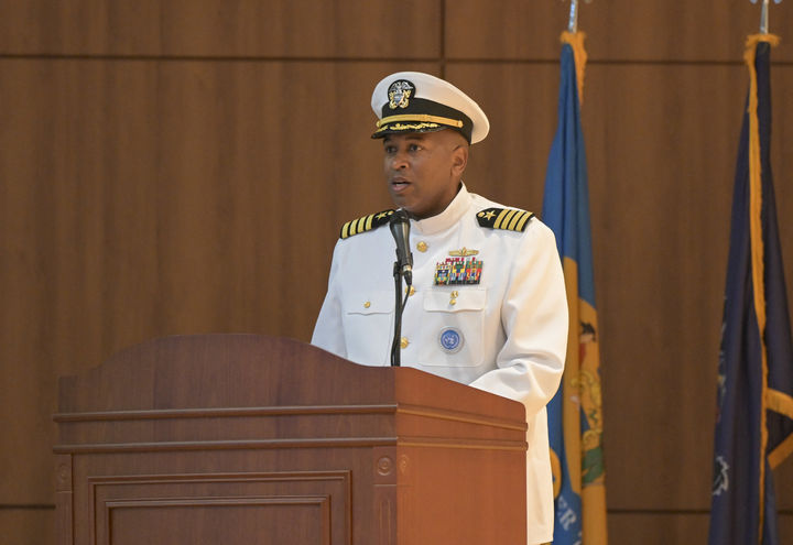 [부산=뉴시스] 제40대 주한미해군사령관 셔리프 칼피 준장(진)이 25일 부산작전기지 대강당에서 개최된 제39·40대 주한미해군사령관 이·취임식에서 취임사를 하고 있다. (사진=주한미해군사령부 제공) 2025.07.25. photo@newsis.com *재판매 및 DB 금지
