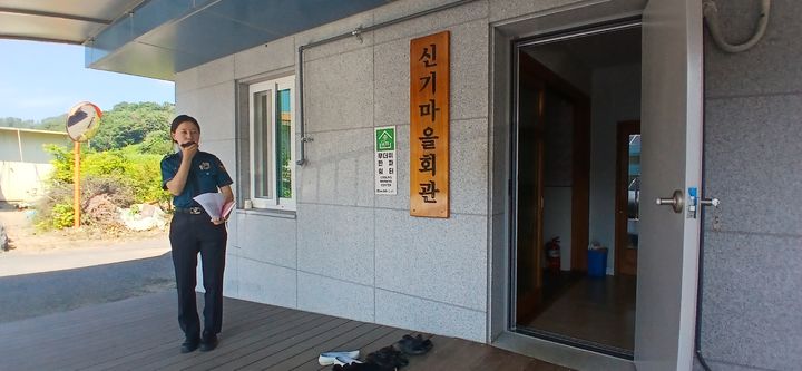 [진주=뉴시스]진주경찰서, 경찰 폴리폰 이용한 마을회관 방송 시스템 구축.(사진=진주경찰서 제공).2025.07.25.photo@newsis.com *재판매 및 DB 금지