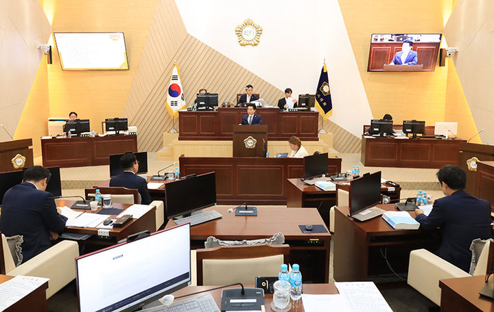 삼척시의회는 25일 제264회 임시회 제7차 본회의를 열어 정연철 의원의 5분 자유발언을 청ㅎ취하고 있다.(사진=삼척시의회 제공) *재판매 및 DB 금지