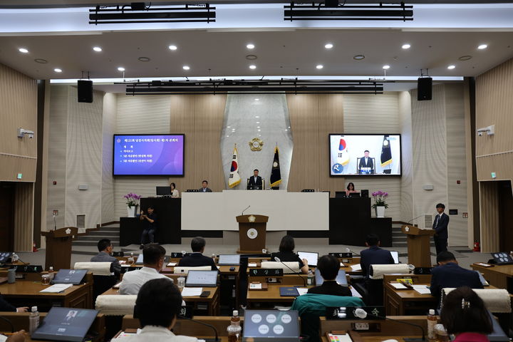 [당진=뉴시스] 당진시의회가 25일 본회의장에서 제121회 임시회를 개회하고 있다. (사진=당진시 제공) 2025.07.25. photo@newsis.com *재판매 및 DB 금지