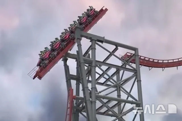 [뉴시스] 19일 미국 놀이공원에서 롤러코스터가 49m 상공에서 멈추는 사고가 또다시 일어났다. 사진은 지난달 28일 발생한 사고 당시 촬영된 모습.(사진=피플) 