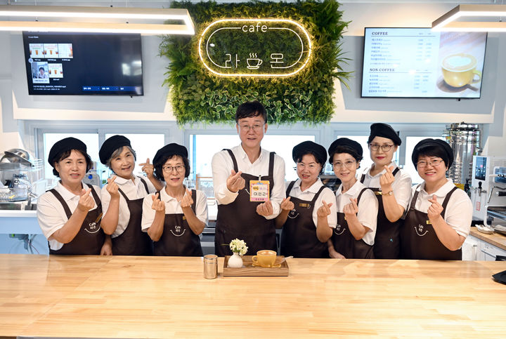 [안산=뉴시스] 이민근 안산시장(사진 왼쪽 네번 째)이 마을공동체 종합지원센터 1층 '라온카페'에서 노인일자리 참여 어르신들과 함께 기념촬영을 하고 있다.(사진=안산시 제공)2025.07.25.photo@newsis.com *재판매 및 DB 금지