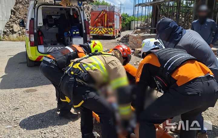 [제주=뉴시스] 25일 오전 10시30분께 제주시 한림읍의 한 공사장에서 작업자가 감전사고로 쓰러져 소방당국이 구조에 나서고 있다. (사진=제주소방안전본부 제공) 2025.07.25. photo@newsis.com