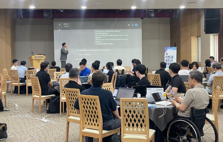 [수원=뉴시스] 인공지능(AI) 실무 활용 교육 모습. (사진=경기도 제공) 2025.07.25. photo@newsis.com *재판매 및 DB 금지