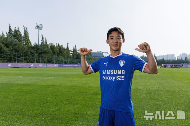 [서울=뉴시스]K리그2 수원, 베테랑 김민우 영입. (사진=수원 삼성 제공)