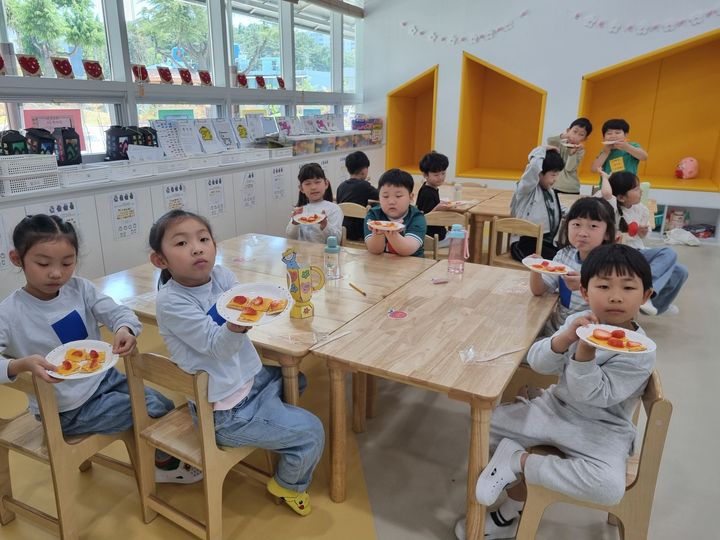 [밀양=뉴시스] 밀양다봄센터 참가학생들이 요리 수업을 하고 있다. (사진=밀양시 제공) 2025.07.26. photo@newsis.com *재판매 및 DB 금지