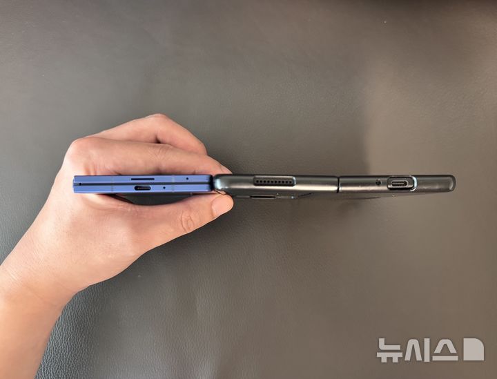 [서울=뉴시스]갤럭시 Z 폴드7(블루 쉐도우), 갤럭시 Z 폴드3(팬텀 블랙)의 두께 비교. 접은 상태(8.9㎜)의 폴드7과 펼친 상태(6.4㎜)의 폴드3의 두께가 육안상으로는 거의 비슷한 수준이다. (사진=윤현성 기자)