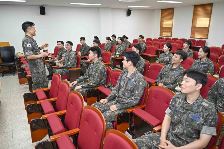 [광주=뉴시스] 25일 공군 제1전투비행단에서 초급 장교의 복무 만족도 향상을 위한 소통의 날 행사가 열리고 있다. (사진 = 제1전투비행단 제공) 2025.07.25. photo@newsis.com *재판매 및 DB 금지
