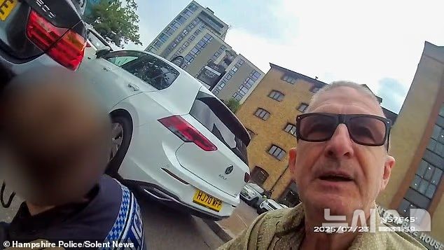 [뉴시스] 스튜어트가 경찰관과 함께 용의자를 체포하고 있다.(영상=데일리메일) 