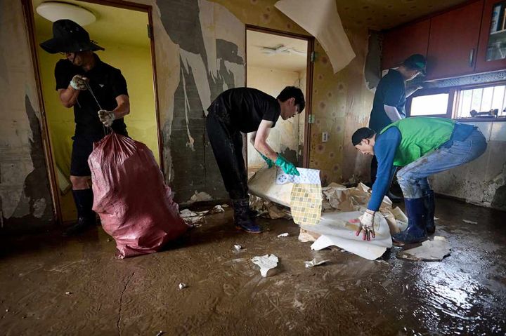 [아산=뉴시스] 충남 아산시 수해 피해 현장에서 복구에 피해 현장에서 구슬땀 흘리는 공무원. (사진=아산시 제공) 2025.07.25. photo@newsis.com *재판매 및 DB 금지