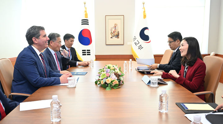 [서울=뉴시스]김진아 외교부 2차관은 25일 방한 중인 마이클 리가스 미국 국무부 관리·자원 담당 부장관과 면담을 갖고 한미 관계 전반에 관한 의견을 교환했다. (사진=외교부 제공) 2025.07.25 *재판매 및 DB 금지
