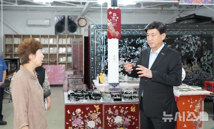 [경기광주=뉴시스 ] 방세환 광주시장이 지역 기업을 방문해 애로사항을 청취하고 있다 (사진=광주시 제공) 2025.07.25.photo@newsis.com