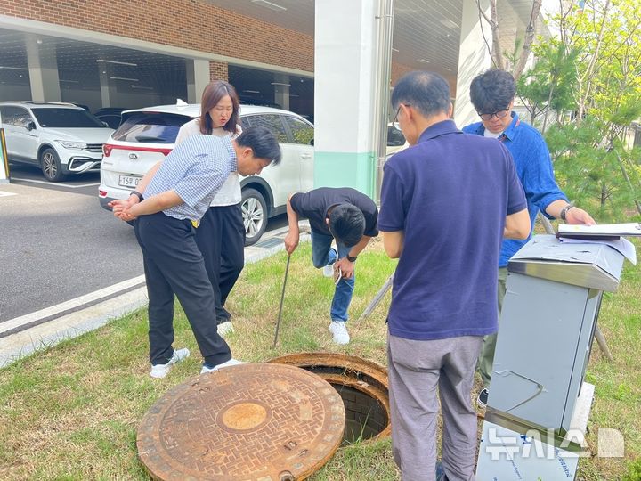 [경기광주=뉴시스] 광주시가 한강수계 오염총량 지역개발사업 이행 실태를 점검하고 있다 (사진=광주시 제공) 2025.07.25.photo@newsis.com
