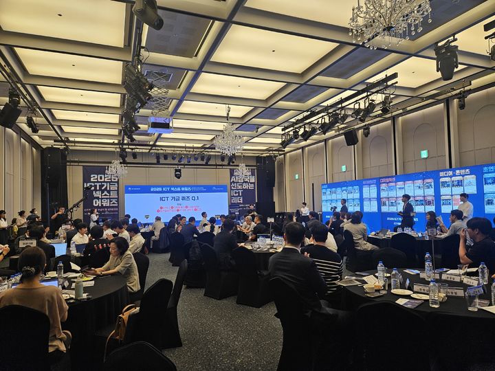 [서울=뉴시스] 박은비 기자 = 과학기술정보통신부가 주최하고 한국방송통신전파진흥원(KCA)이 주관한 '올해 정보통신기술(ICT) 넥스트' 어워즈가 25일 서울 용산 로카우스에서 개최됐다. 2025.07.20. silverline@newsis.com *재판매 및 DB 금지