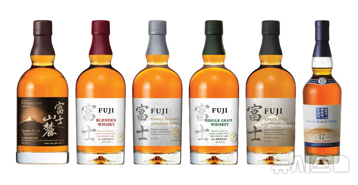 [서울=뉴시스] 하이트진로가 국내 수입을 맡고 있는 일본산 프리미엄 위스키 '후지' 시리즈 6종. (사진= 하이트진로 제공) photo@newsis.com