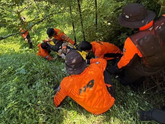 [순천=뉴시스] 구조대원들이 25일 오전 전남 순천 한 야산에서 실종 신고된 A(91·여)를 구조하고 있다. (사진 = 전남 순천소방서 제공) 2025.07.25. photo@newsis.com *재판매 및 DB 금지