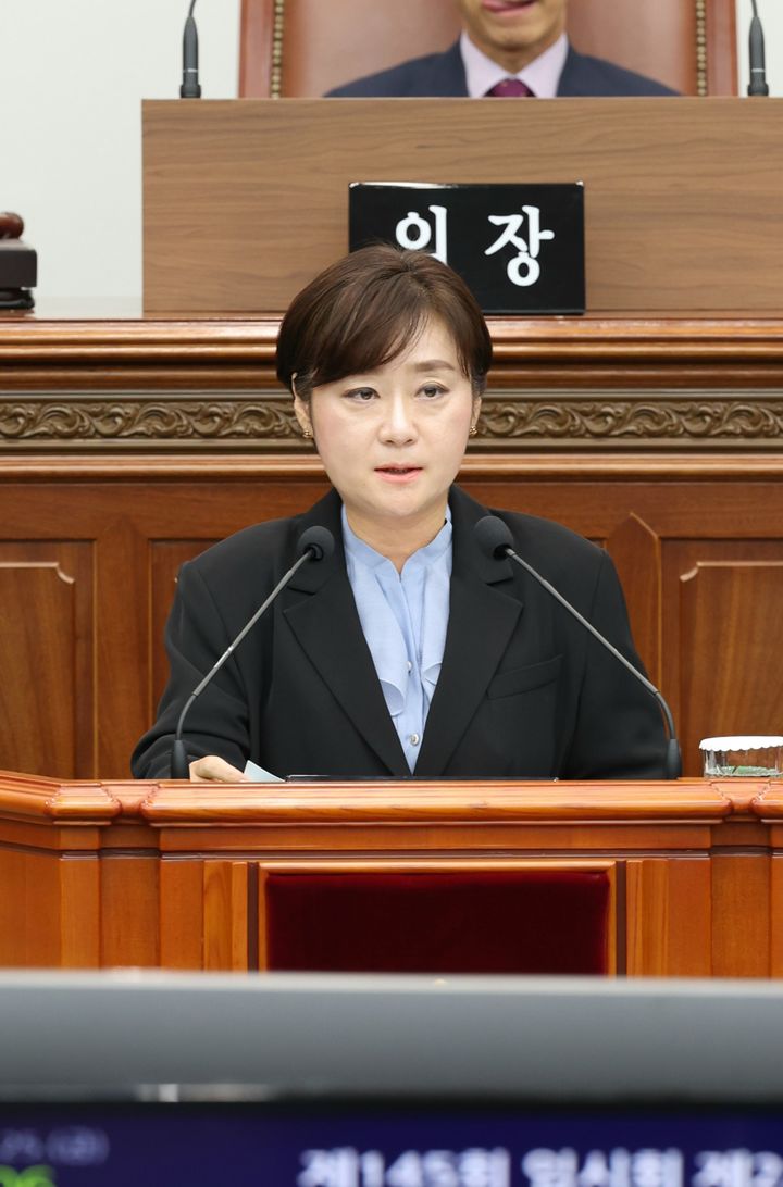 [창원=뉴시스] 강경국 기자 = 김묘정 경남 창원시의원이 25일 열린 제145회 임시회 제2차 본회의 5분 발언을 하고 있다. (사진=창원시의회 제공). 2025.07.25. photo@newsis.com *재판매 및 DB 금지