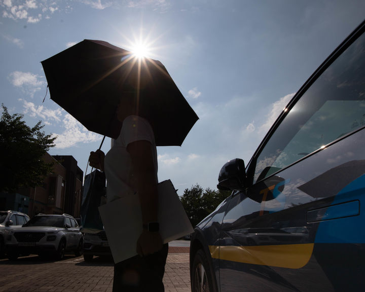 [서울=뉴시스] 폭염의 여름철 날씨에 야외에 주차된 차량은 최고 90도(℃)까지 치솟을 수 있다. 2025.07.25. (사진=한국교통안전공단 제공) photo@newsis.com *재판매 및 DB 금지