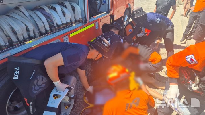 [제주=뉴시스] 25일 제주시 구좌읍 세화리 해안가에서 물놀이객 익수사고가 발생해 소방당국이 심폐소생술 등 응급처치를 하고 있다. (사진=제주소방안전본부 제공) 2025.07.25. photo@newsis.com