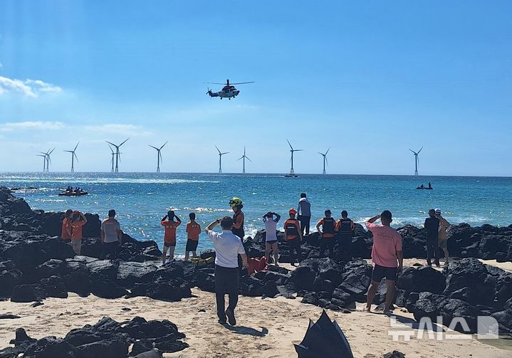 [제주=뉴시스] 25일 오후 제주시 곽지해수욕장에서 물놀이객이 실종돼 소방헬기 한라매와 수상구조대 등이 수색에 나서고 있다. (사진=제주소방안전본부 제공) 2025.07.25. photo@newsis.com