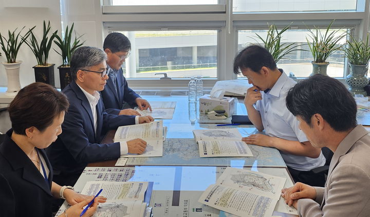 [고창=뉴시스] 25일 정부예산 확보차 기획재정부를 방문한 고창군 김영식 부군수(왼족 두번째)가 최용호 국토교통예산과장을 만나 대선공약으로 반영된 '서해안(새만금~목포) 철도 건설사업'의 '제5차 국가철도망 구축계획 반영'을 요청하고 있다. *재판매 및 DB 금지