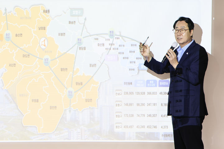 [화성=뉴시스]정명근 화성시장이 25일 화성동부출장소에서 열린 '2025년 화성특례시 (병점권) 정책설명회'에서 화성시 일반구 구획도를 짚어가며 반월동의 동탄구 편입 불가를 설명하고 있다.(사진=화성시 제공)2025.07.25.photo@newsis.com *재판매 및 DB 금지