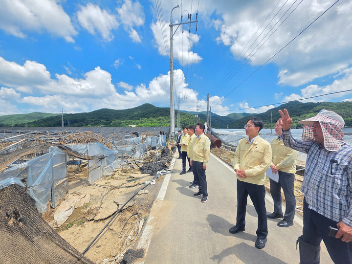 임광현 국세청장이 25일 경남 산청군 신안면 영농조합법인을 방문해 폭우 피해 상황을 점검하고 있다.(사진 : 국세청 제공) 2025.7.25. *재판매 및 DB 금지