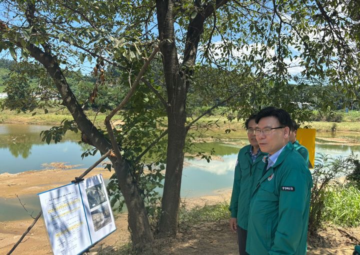 [청주=뉴시스] 25일 수해가 발생한 청주시 옥산면 병천천 제방 5개소 유실현장에서 이동옥 행정부지사가 현장 점검을 하고 있다. (사진=충북도 제공) 2025.7.25. photo@newsis.com *재판매 및 DB 금지