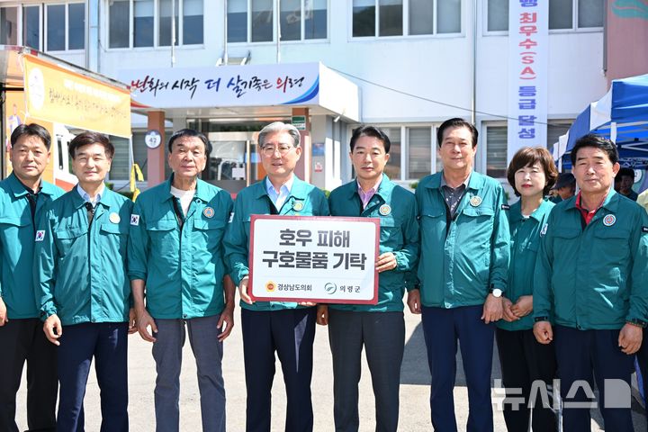 [의령=뉴시스]경남도의회 최학범(오른쪽) 의장이 25일 집중호우 피해지역인 의령군 대의면사무소 앞에서 오태완 군수에게 구호물품을 전달하고 있다.(사진=경남도의회 제공) 2025.07.25. photo@newsis.com 