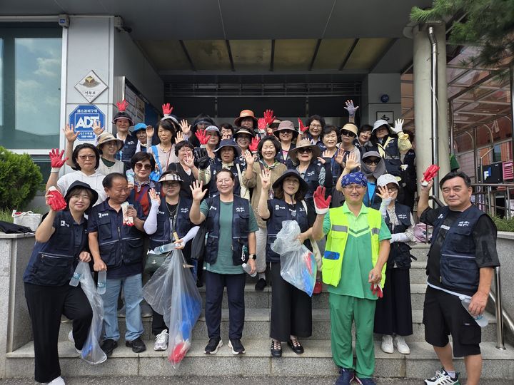[수원=뉴시스] 제초작업. (사진=율천동 행정복지센터 제공) 2025.07.25. photo@newsis.com *재판매 및 DB 금지