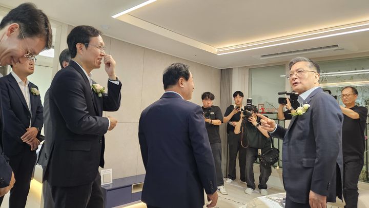 [남양주=뉴시스] 정진형 기자 = 김규철 국토교통부 주택토지실장이 25일 경기 남양주시 별내동 남양주왕숙지구 A-1, A-2블록 주택전시관 내 견본주택을 둘러보고 있다. 2025.07.25. formation@newsis.com *재판매 및 DB 금지