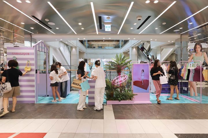 [서울=뉴시스] 신세계백화점 강남점은 오는 31일까지 8층 이벤트홀에서 프리미엄 스윔웨어 브랜드 '코랄리크' 팝업스토어를 연다.(사진=신세계백화점 제공) *재판매 및 DB 금지