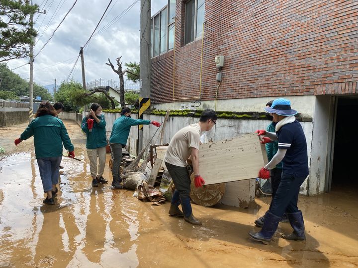 [합천=뉴시스] 합천군 공무원이 복구작업을 하고 있다. (사진=합천군 제공) 2025. 07. 25. photo@newsis.com *재판매 및 DB 금지