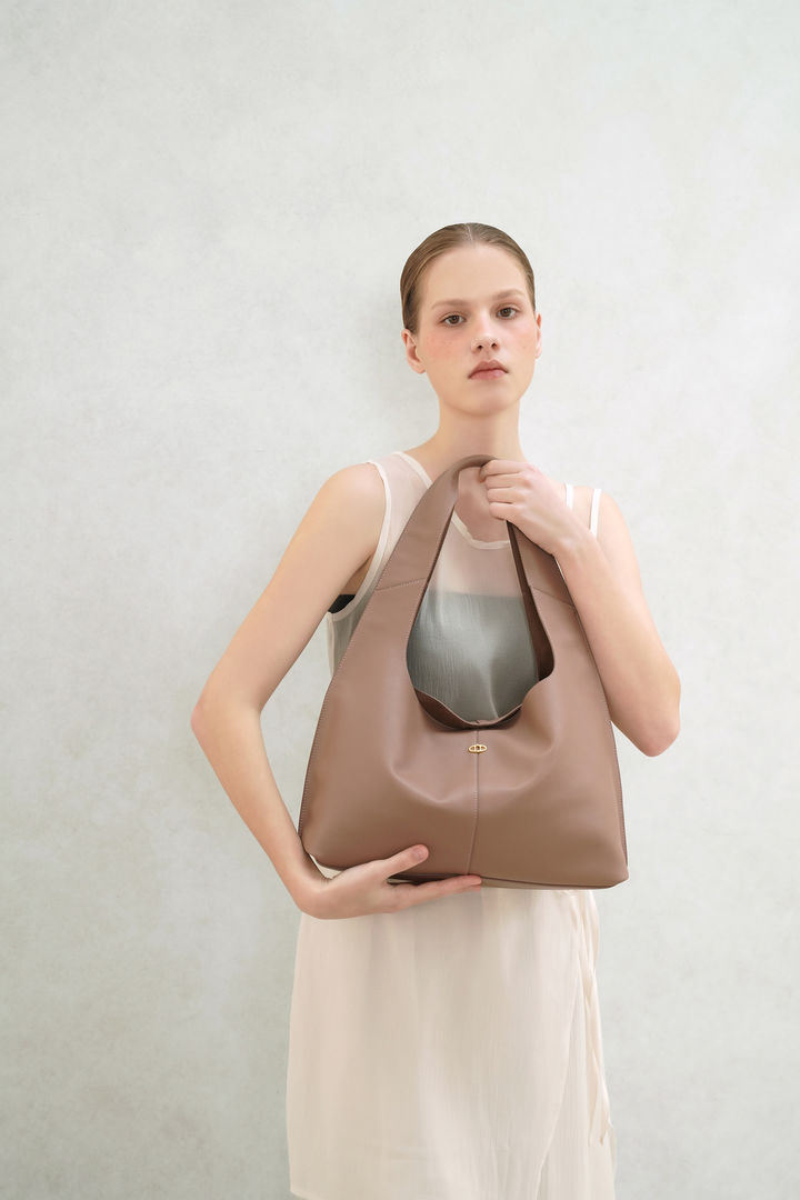 [서울=뉴시스] LF의 컨템포러리 액세서리 브랜드 '아떼 바네사브루노'는 경량성을 내세운 '마롱 소프트백(Maron Soft Bag)'을 출시했다.(사진=LF 제공) *재판매 및 DB 금지