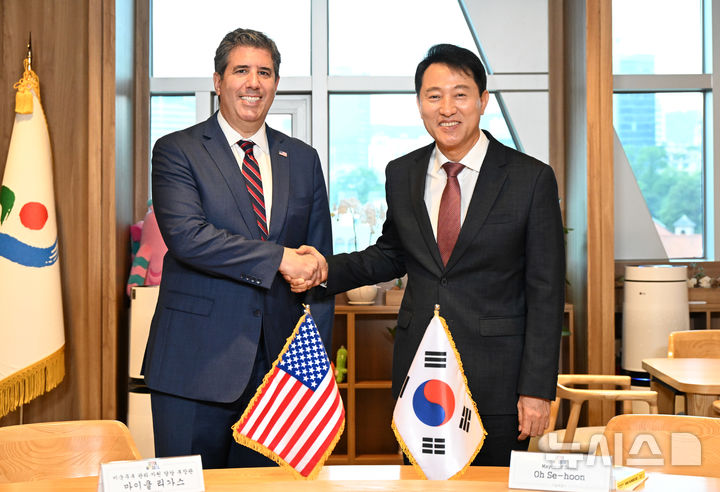 [서울=뉴시스]오세훈 서울시장이 25일 마이클 리가스 미국 국무부 관리·자원 담당 부장관과 기념사진을 촬영하고 있다.