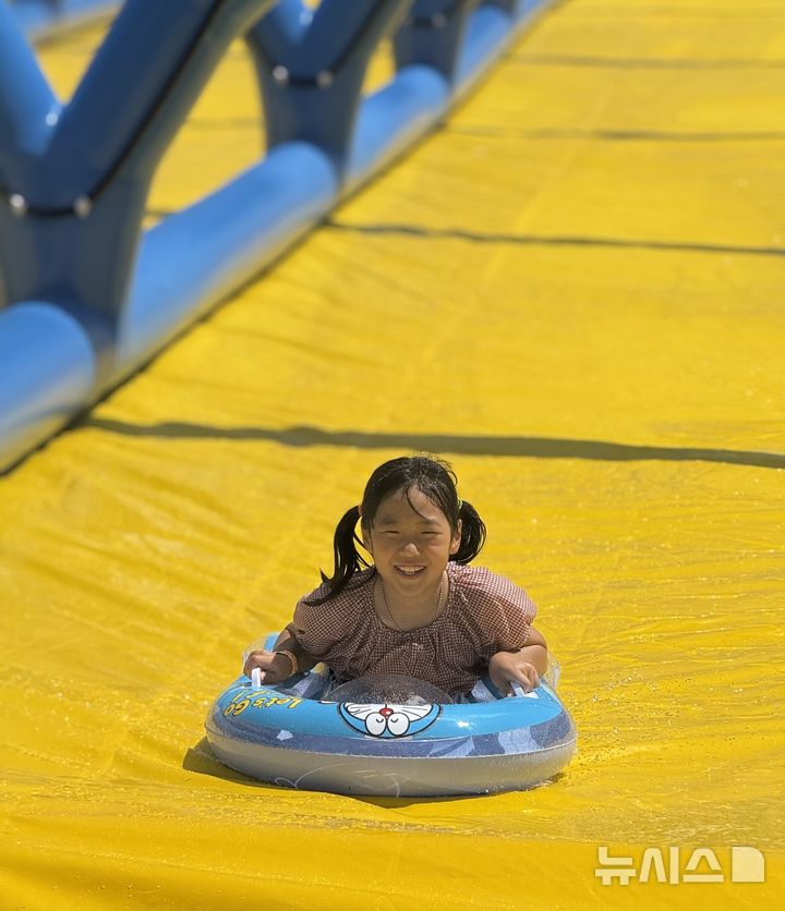 [제주=뉴시스] '에코랜드 테마파크'를 찾은 어린이가 워터슬라이드를 체험하고 있다. (사진=에코랜드 테마파크) 2025.07.25. photo@newsis.com *재판매 및 DB 금지