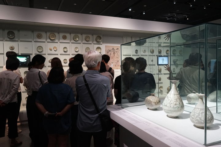 [서울=뉴시스] 지난 16일 국립중앙박물관 특별전시실 1에서 열린 용산 이전 20주년 특별전 '새 나라 새 미술, 조선 전기 미술 대전'의 '큐레이터와의 대화' 현장 (사진=국립중앙박물관 제공) 2025.07.25. photo@newsis.com *재판매 및 DB 금지