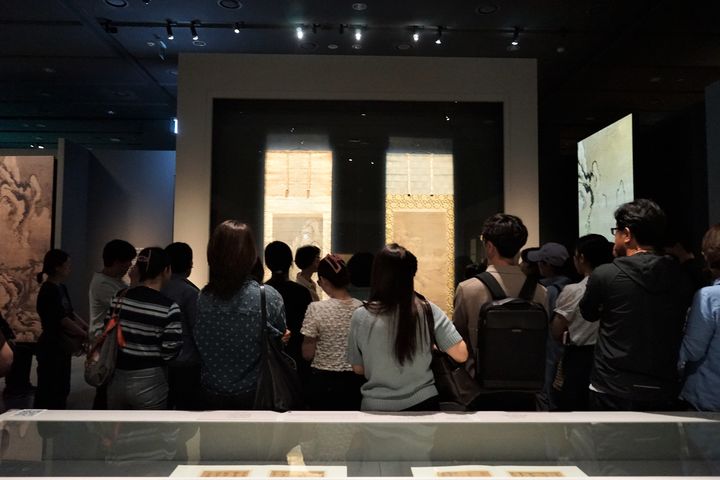 [서울=뉴시스] 지난 16일 국립중앙박물관 특별전시실 1에서 열린 용산 이전 20주년 특별전 '새 나라 새 미술, 조선 전기 미술 대전'의 '큐레이터와의 대화' 현장 (사진=국립중앙박물관 제공) 2025.07.25. photo@newsis.com *재판매 및 DB 금지