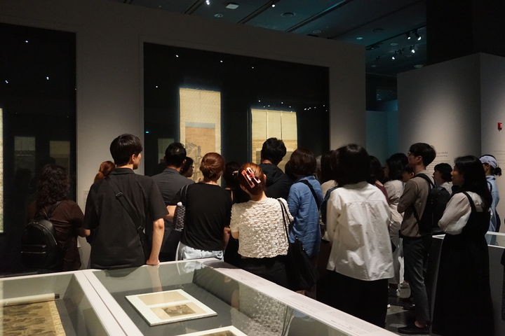 [서울=뉴시스] 지난 16일 국립중앙박물관 특별전시실 1에서 열린 용산 이전 20주년 특별전 '새 나라 새 미술, 조선 전기 미술 대전'의 '큐레이터와의 대화' 현장 (사진=국립중앙박물관 제공) 2025.07.25. photo@newsis.com *재판매 및 DB 금지