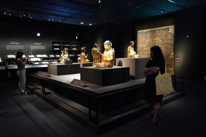 [서울=뉴시스] 지난 16일 국립중앙박물관 특별전시실 1에서 열린 용산 이전 20주년 특별전 '새 나라 새 미술, 조선 전기 미술 대전'의 '큐레이터와의 대화' 현장 (사진=국립중앙박물관 제공) 2025.07.25. photo@newsis.com *재판매 및 DB 금지