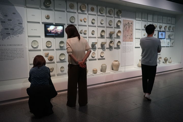 [서울=뉴시스] 지난 16일 국립중앙박물관 특별전시실 1에서 열린 용산 이전 20주년 특별전 '새 나라 새 미술, 조선 전기 미술 대전'의 '큐레이터와의 대화' 현장 (사진=국립중앙박물관 제공) 2025.07.25. photo@newsis.com *재판매 및 DB 금지