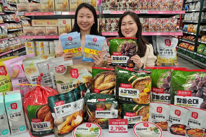 [서울=뉴시스] 롯데마트는 2025년 3분기부터 가공식품 물가 안정과 소비자 장바구니 부담 완화를 위해 '갓성비 추천템' 프로젝트를 선보인다고 27일 밝혔다. (사진=롯데마트 제공) *재판매 및 DB 금지