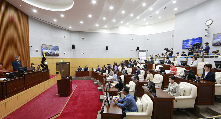 [대전=뉴시스] 조명휘 기자 = 대전 서구의회가 25일 제291회 임시회를 열어 안건을 의결한 뒤 폐회하고 있다. (사진= 서구의회 제공) 2025.07.25. photo@newsis.com&nbsp;&nbsp; *재판매 및 DB 금지