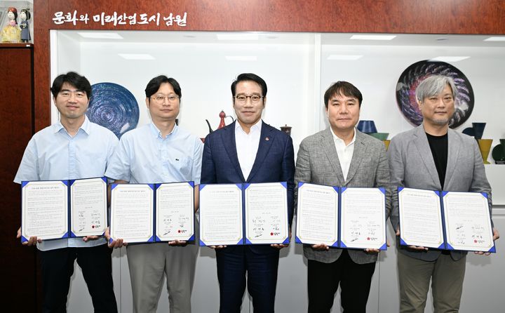 [남원=뉴시스] 25일 남원시청에서 열린 '의료·돌봄지원사업 상호협력 업무협약', 협약서에 서명한 최경식 시장(왼쪽 세번째)과 지역 의료단체 대표들이 기념사진을 찍고 있다. *재판매 및 DB 금지