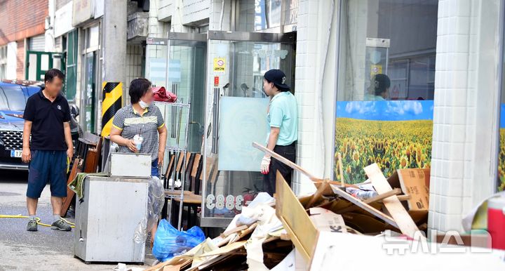 [광주=뉴시스] 이현행 기자 = 24일 오후 광주 북구 신안동 일대 침수 피해를 입은 주민들이 수해 복구 작업을 하고 있다. 2025.07.25. lhh@newsis.com 