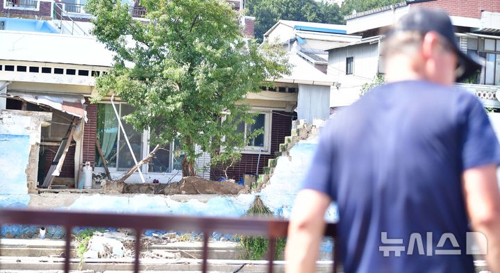 [광주=뉴시스] 이현행 기자 = 25일 오후 광주 북구 신안동 한 가정집 담벼락이 최근 쏟아진 괴물 폭우로 무너졌다. 2025.07.25. lhh@newsis.com 