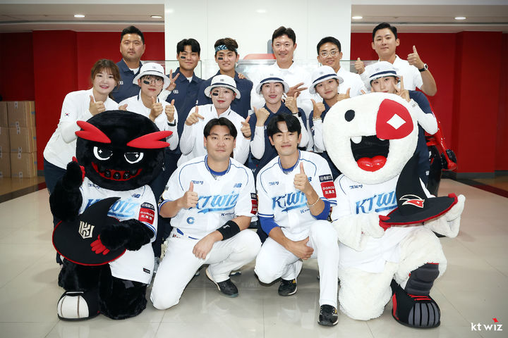 [서울=뉴시스] 한국 양궁 대표팀이 25일 수원 KT위즈파크에서 소음 적응 훈련을 진행했다. (사진 = KT 위즈 제공) *재판매 및 DB 금지