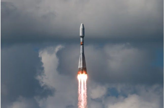 [서울=뉴시스]러시아가 25일 이란 통신위성을 탑재한 로켓을 발사, 궤도 진입에 성공시켰다. 이는 양국 간 강한 유대를 부각시켰다. 이란의 나히드-2 통신위성 등을 탑재한 소유즈 로켓이 발사되고 있다. <사진 출처 : 이란 인터네셔널 닷컴> 2025.07.25.